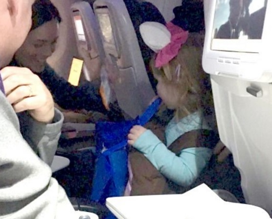 Repartió dulces a pasajeros de avión para que su hija pudiera pedirles ‘trick-or-treat’ en Halloween
