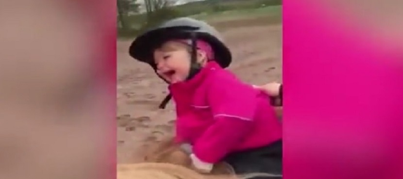 VIDEO Niña ríe a carcajadas cuando monta un caballo