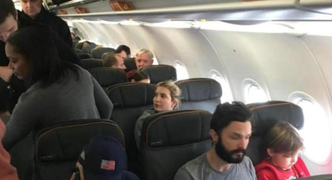 Retiran a pareja gay de vuelo en el que estaba Ivanka Trump