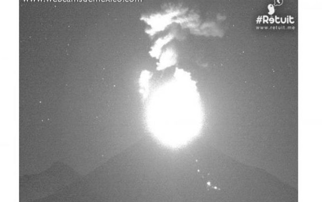 Volcán de Colima registra fuerte explosión esta noche