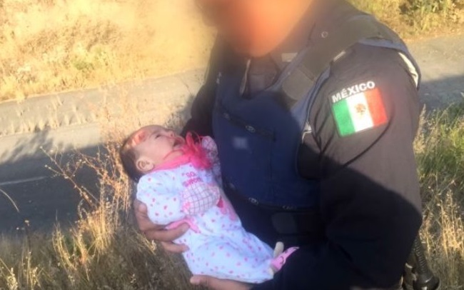 Así fue hallada una bebé a orillas de la Autopista