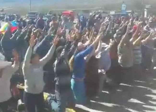 VIDEO Protestan en Camargo de rodillas y con las manos al cielo cantan Himno Nacional