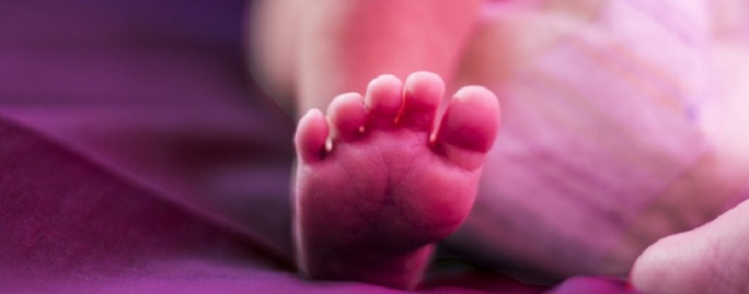 Un bebé es encontrado en la carretera dentro de una caja de zapatos