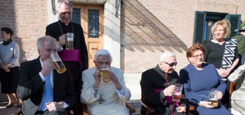 Papa emérito celebra 90 años con tarro de cerveza ¡salucita!