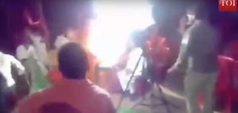 VIDEO Se prende fuego al escuchar cantar a su mujer