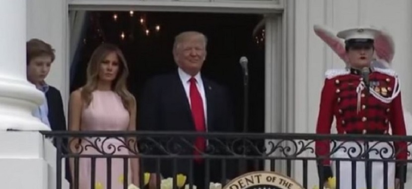 VIDEO Con un manazo, Melania salva a Trump durante ceremonia
