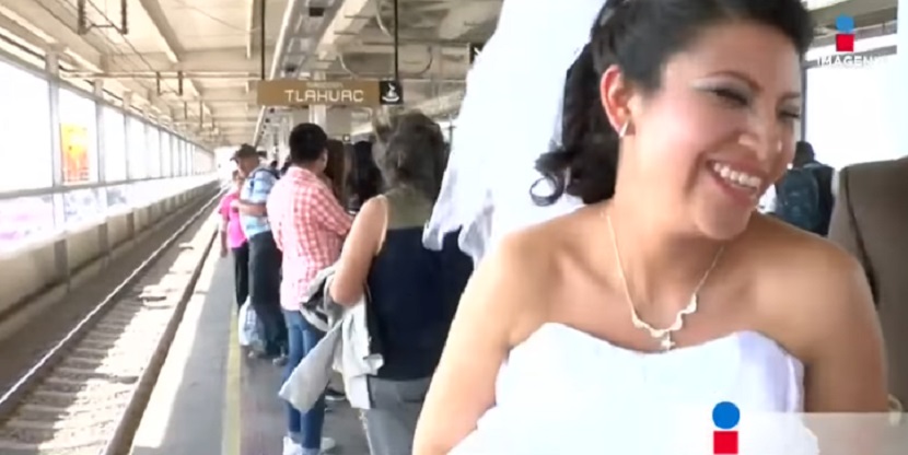 VIDEO La novia se subió al metro, no podía llegar a la boda por el tráfico