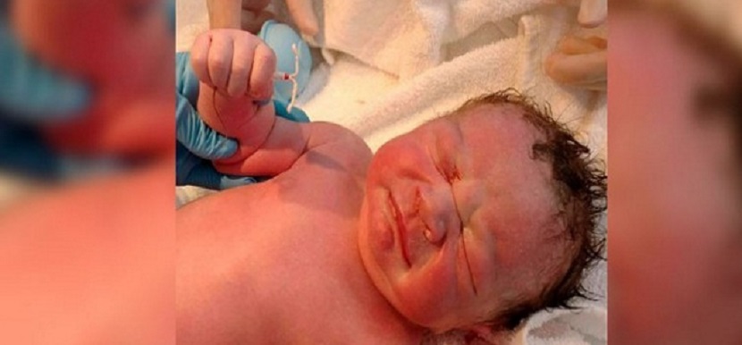 Bebé nace con el dispostivo de su mamá en la mano
