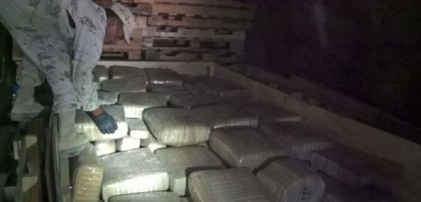 Aseguran 220 paquetes de marihuana ocultos en un camión en Sonora