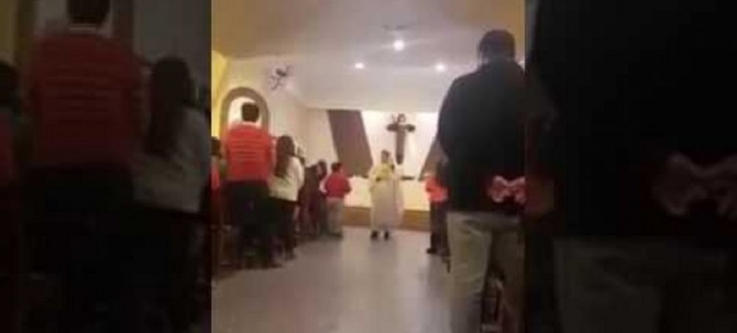 VIDEO Un sacerdote canta “Despacito” en plena misa