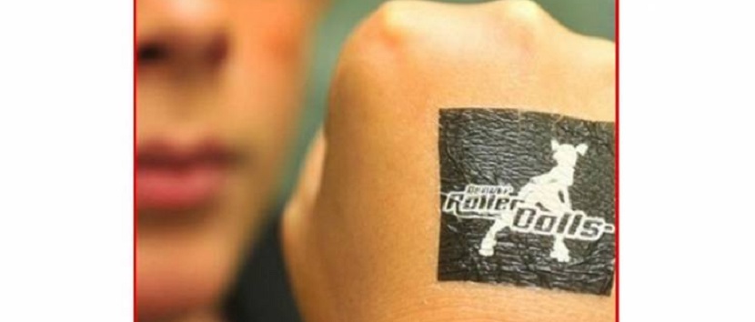 Sancionarán a empresas que regalen tatuajes adheribles por “distorsionar la conducta”