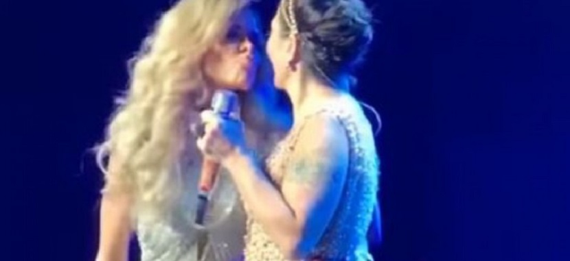 La Trevi y La Guzmán se dan beso en el escenario