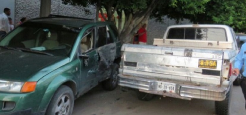 Fémina roba camioneta y choca contra cinco autos estacionados
