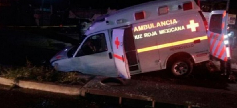 Ambulancia con mujer en labor de parto cae en megabache