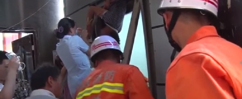 ¡VIDEO IMPACTANTE! Casi muere partido en dos técnico de elevador