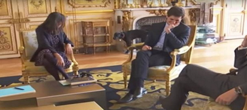 Perro de Macron se orina enfrente de una reunión de ministros