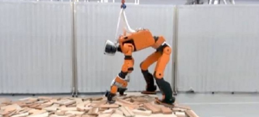 Honda presenta un robot rescatista