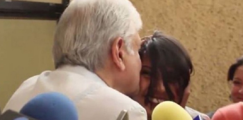 Reportera cae frente a AMLO y este la abraza y la besa