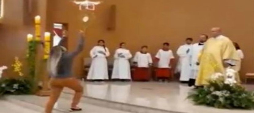 Captan video de un dron repartiendo hostias en misa