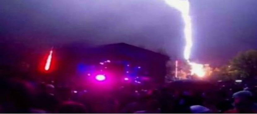 El momento exacto en el que cae un rayo en concierto de Argentina (VIDEO)