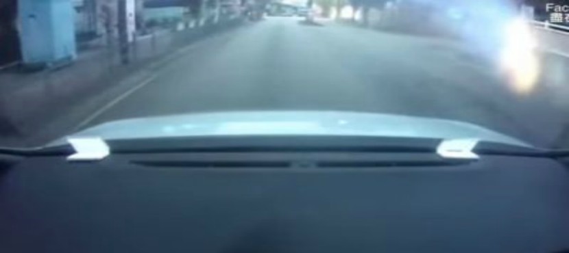 Mujer se lanza sobre carro para cobrar su seguro de vida (VIDEO)