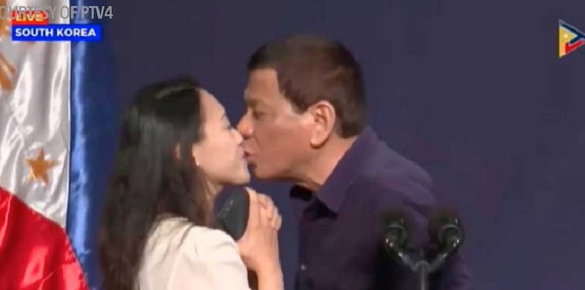 Tremendo beso del presidente de Filipinas a una mujer en un acto público