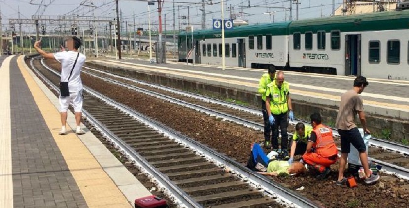 ¡Indigna las redes! Se hace un selfie con una mujer arrollada por un tren