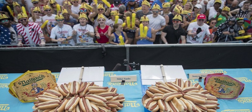Mujer devora 37 hot dogs para ganar concurso