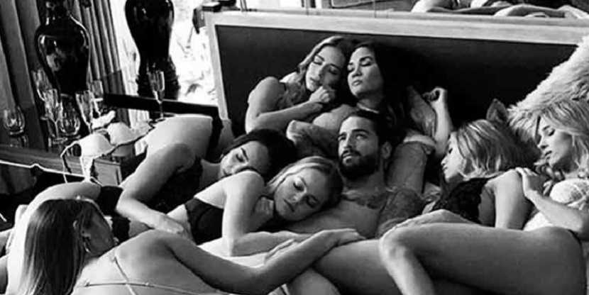 Maluma comparte cama con siete mujeres y le llueven críticas