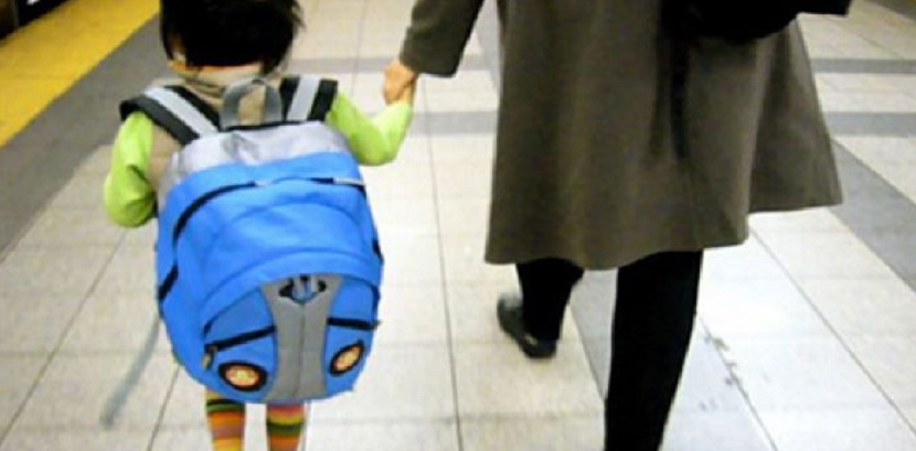 Exceso de peso en mochilas daña a los niños