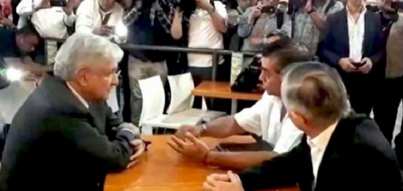 Se reúnen López Obrador y “El Bronco” en aeropuerto