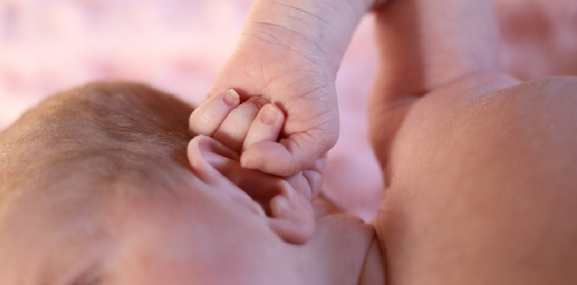Francia abre investigación de los bebés que nacieron sin brazos
