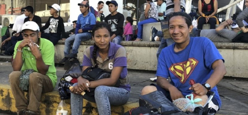 Con trajes de payaso y un perro, tres Hondureños buscan sueño americano