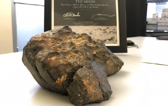 Subastan meteorito lunar en más de 600 mil dólares