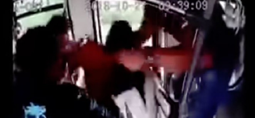 Intenta robarle a mujer en camión, termina golpeado por pasajeros