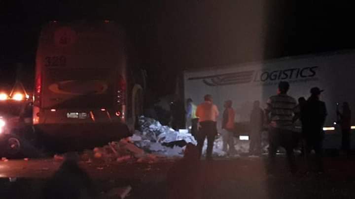 Choque entre autobús Tufesa y un trailer deja un muerto y 18 lesionados