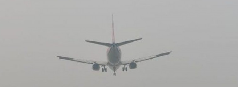 Avión se “detiene” en el aire antes de llegar a un aeropuerto