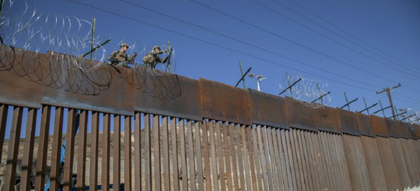 Hasta con barricadas detendrán a migrantes en Tijuana