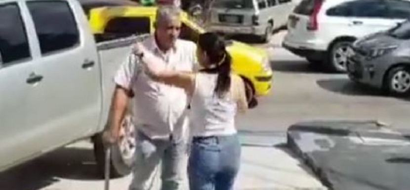Mujer detiene el tráfico para confrontar a su esposo; lo encontró con “la otra”