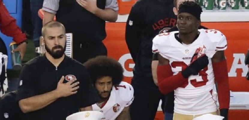 Porrista de los 49ers protesta arrodillándose durante el himno