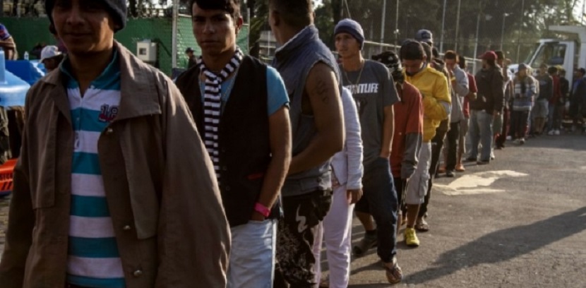 Algunos grupos de migrantes dejan la CDMX en medio de desorden y caos