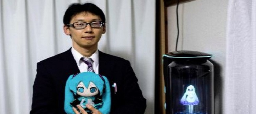 Un japonés se casa con un holograma