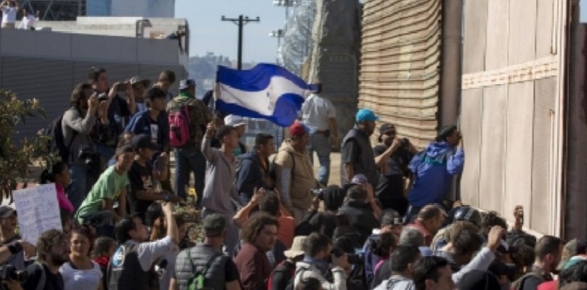 Deporta México a 98 migrantes tras disturbios en la frontera