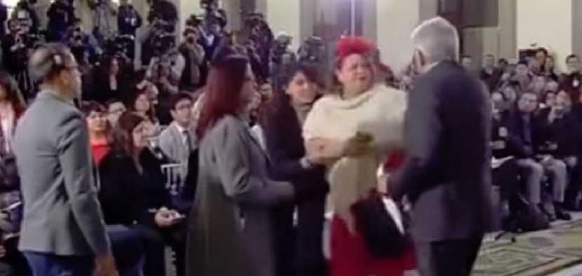 Mujer se hace pasar por periodista para acercarse al presidente