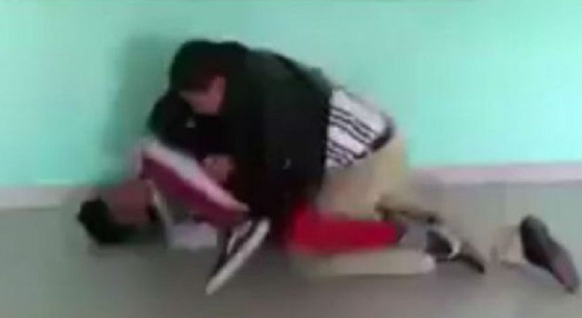 (VIDEO) Profesor se va a los golpes con estudiante