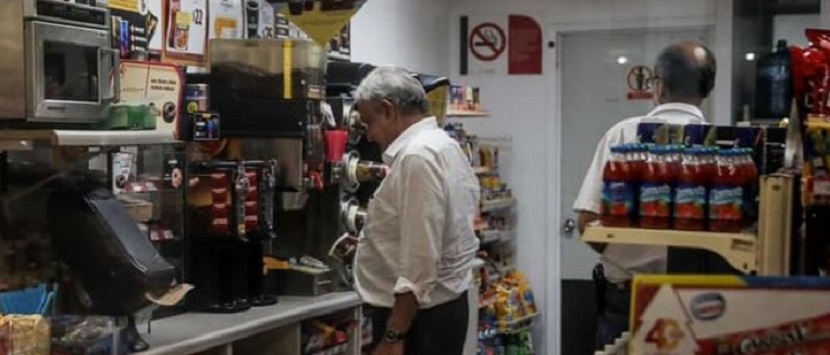 Captan a López Obrador comprando un café en OXXO