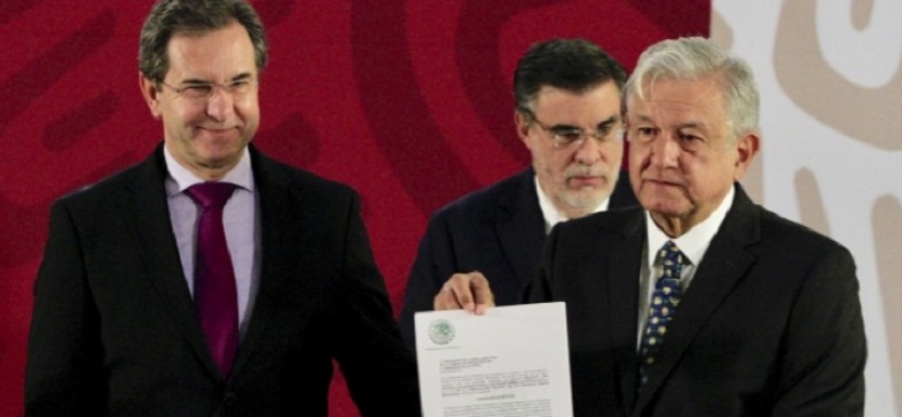 Firma López Obrador iniciativa de revocación de reforma educativa