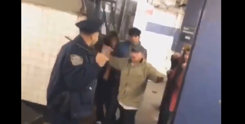 VIDEO Policía pelea contra cinco borrachos