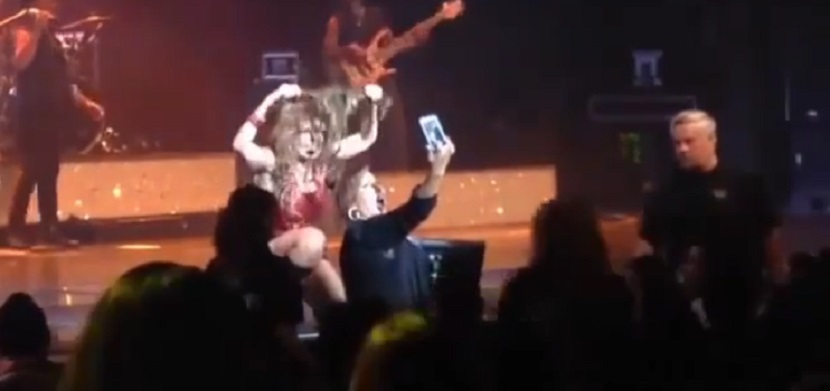¡ups! Gloria Trevi arranca peluca a fan en pleno concierto y hay video