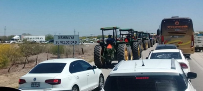 Agricultores bloquean carretera durante casi dos horas